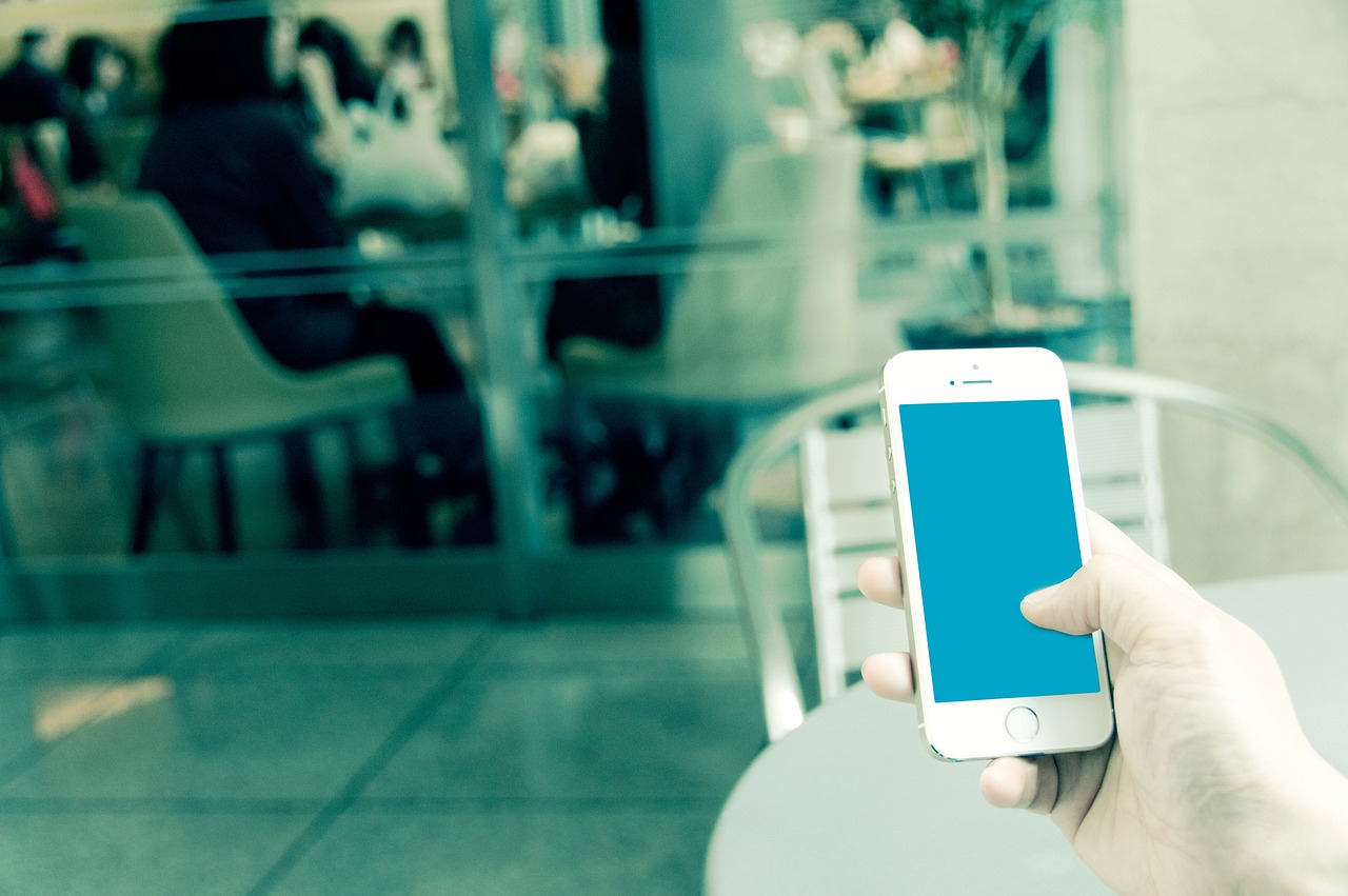 趣约会实名账号:短信与电子邮件:什么时候选择哪种通信方式?